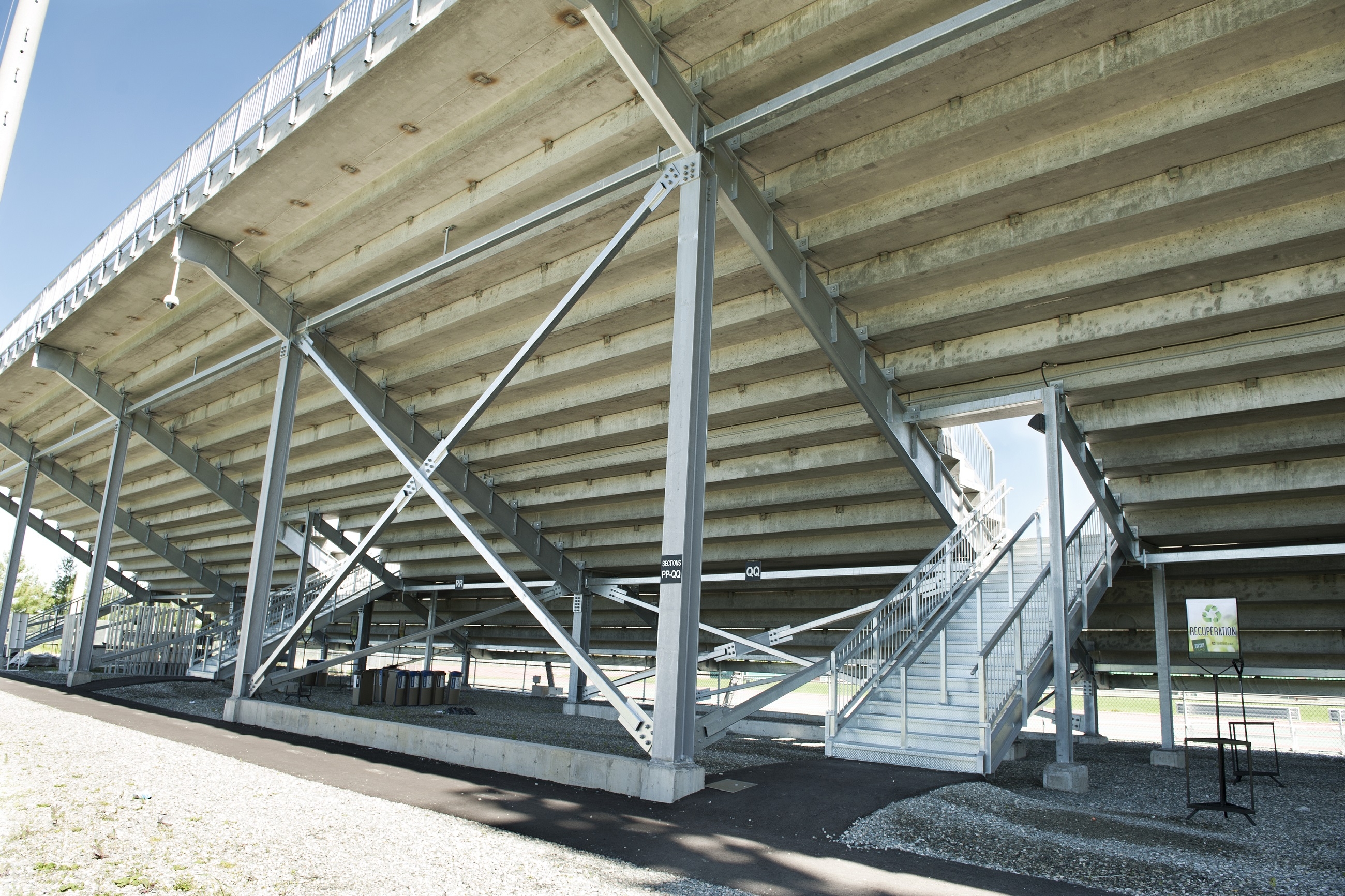 Aménagement de gradins permanents - Pavillon J3